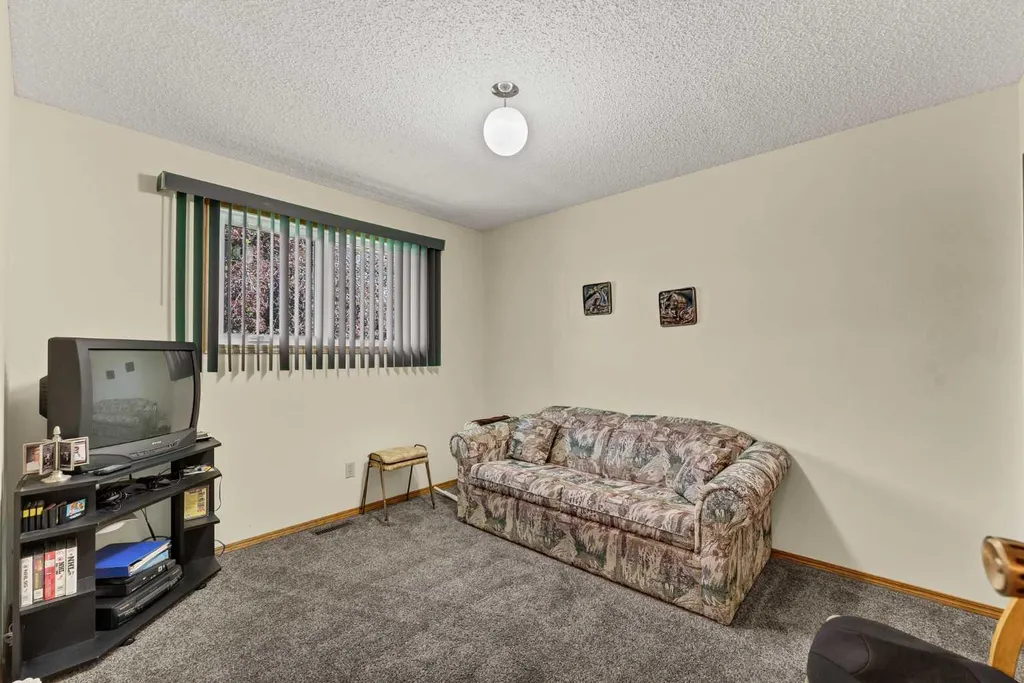 288 Ross Glen Drive SE Medicine Hat AB T1B 3A5