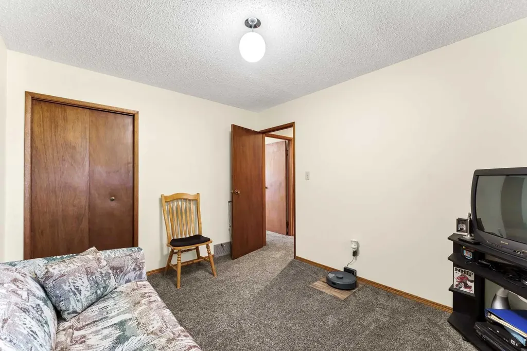 288 Ross Glen Drive SE Medicine Hat AB T1B 3A5