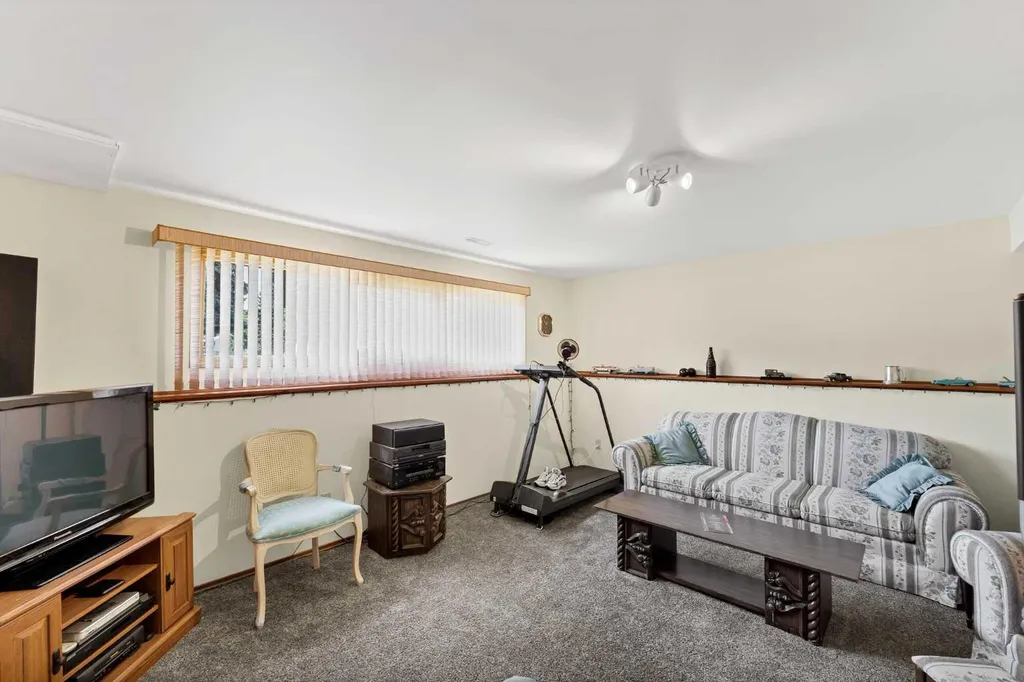 288 Ross Glen Drive SE Medicine Hat AB T1B 3A5
