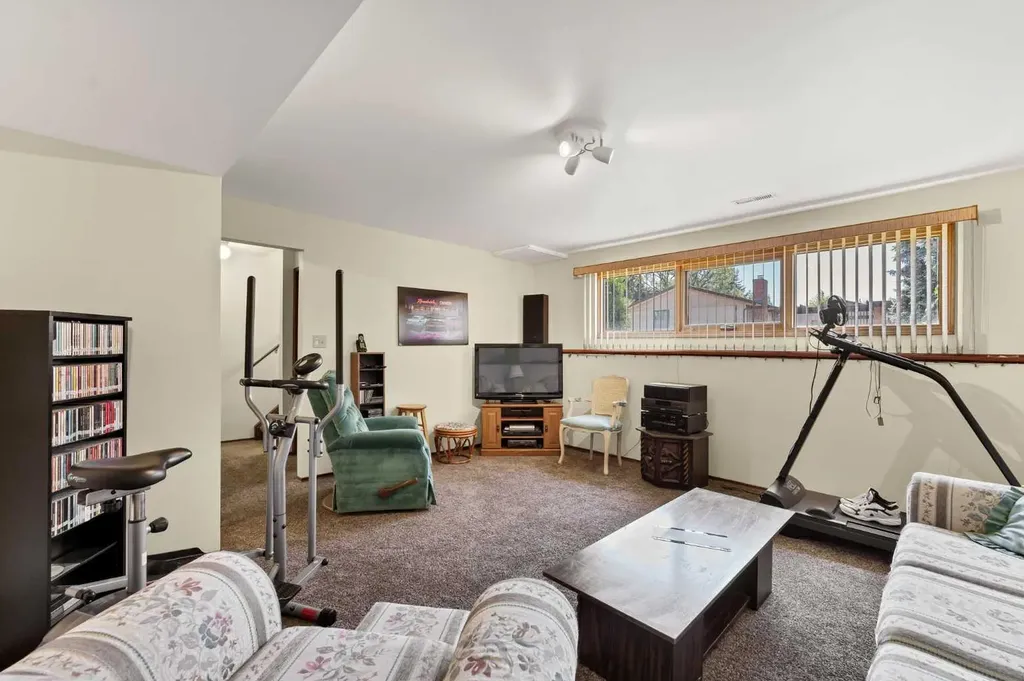 288 Ross Glen Drive SE Medicine Hat AB T1B 3A5