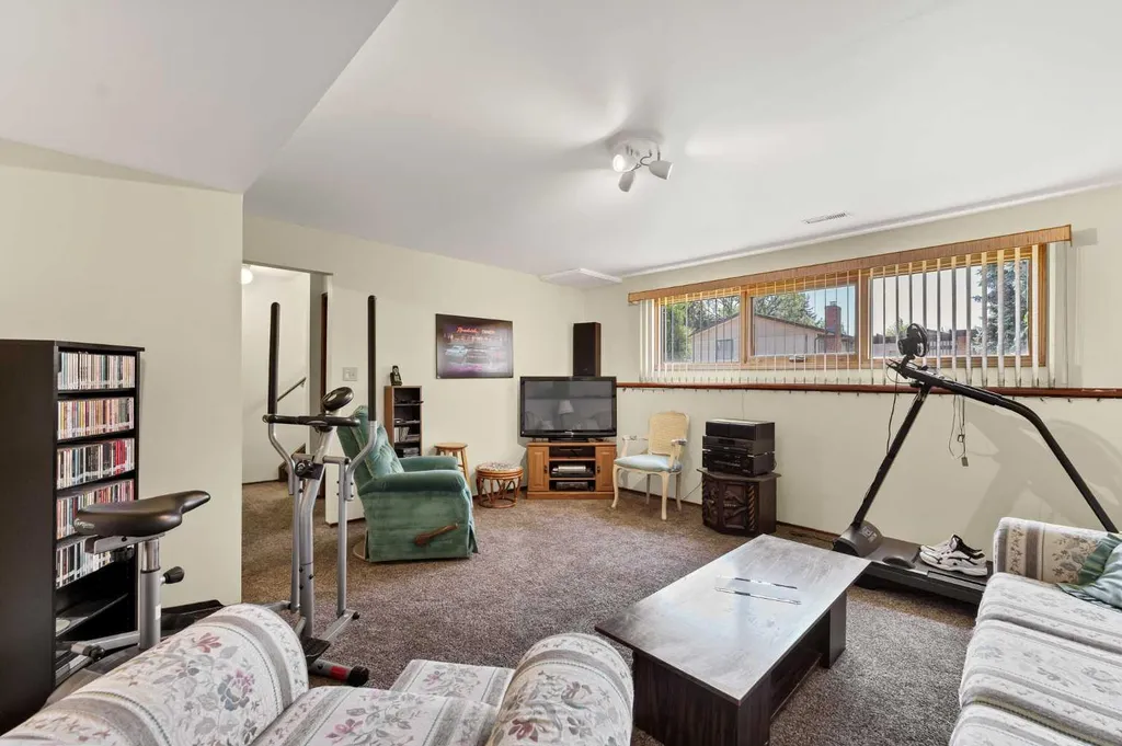 288 Ross Glen Drive SE Medicine Hat AB T1B 3A5
