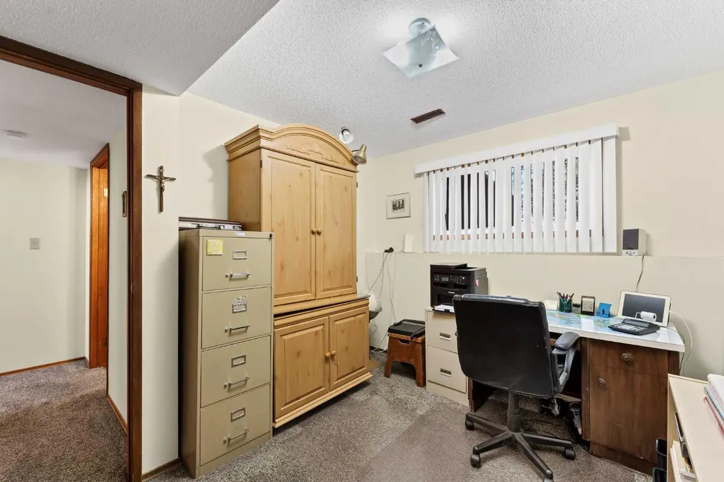 288 Ross Glen Drive SE Medicine Hat AB T1B 3A5