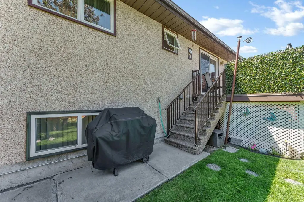 288 Ross Glen Drive SE Medicine Hat AB T1B 3A5