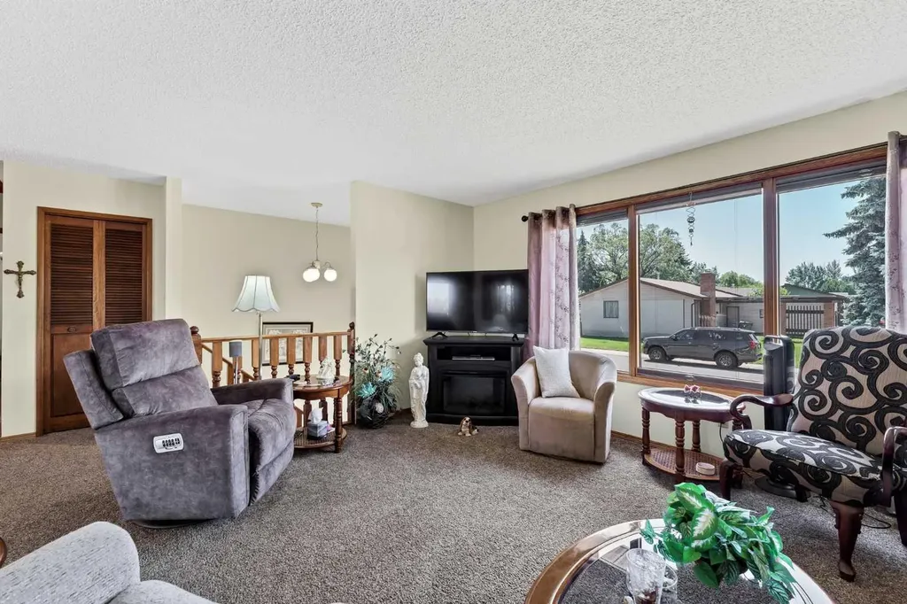 288 Ross Glen Drive SE Medicine Hat AB T1B 3A5