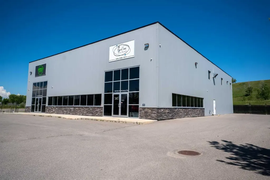 231 Don Seaman Way Okotoks AB T1S1A5