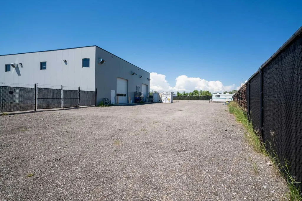 231 Don Seaman Way Okotoks AB T1S1A5