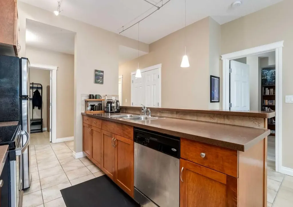 24 Hemlock Crescent SW Calgary AB T3C 2Z1
