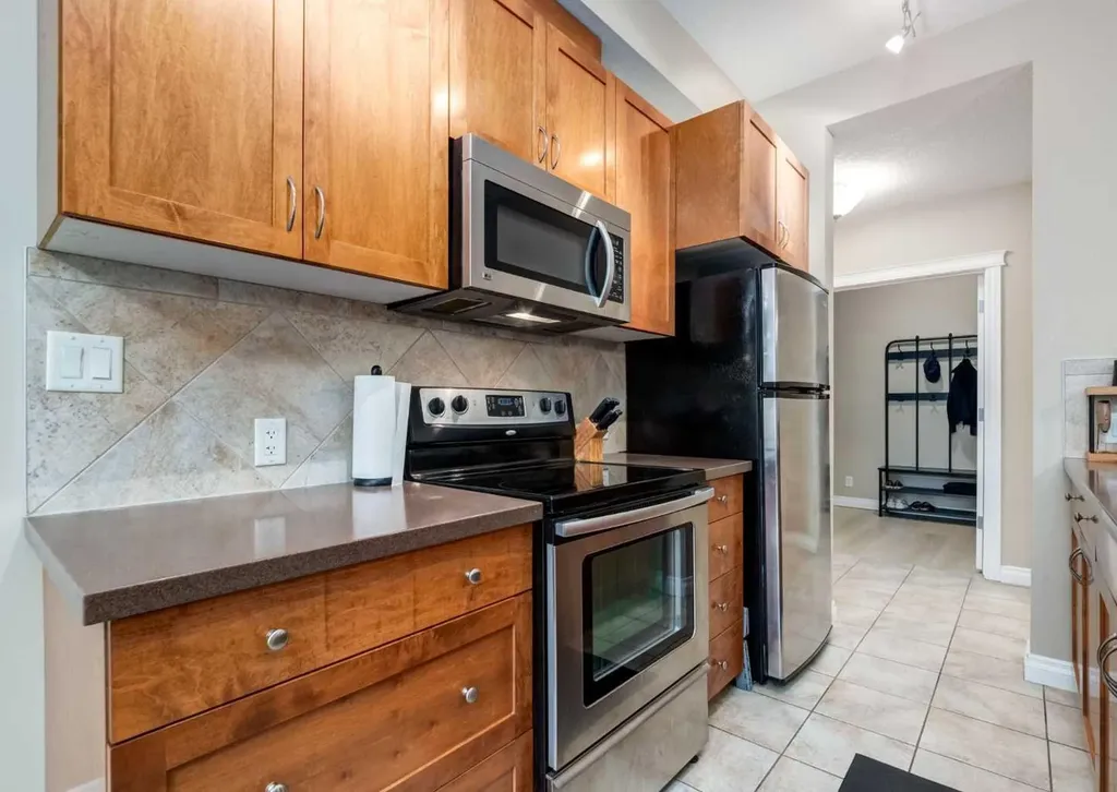 24 Hemlock Crescent SW Calgary AB T3C 2Z1
