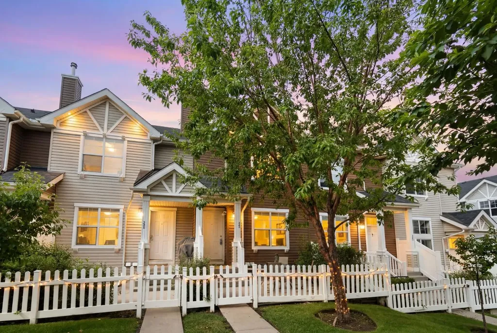 361 Elgin Gardens SE Calgary AB T2Z 4T5