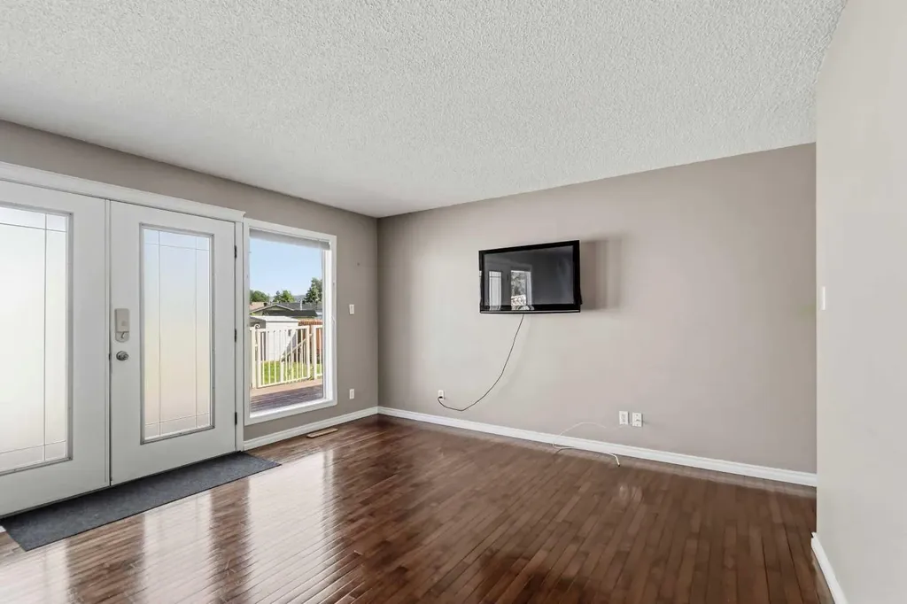 18 Clark Crescent Fort Mcmurray AB T9H 1M8