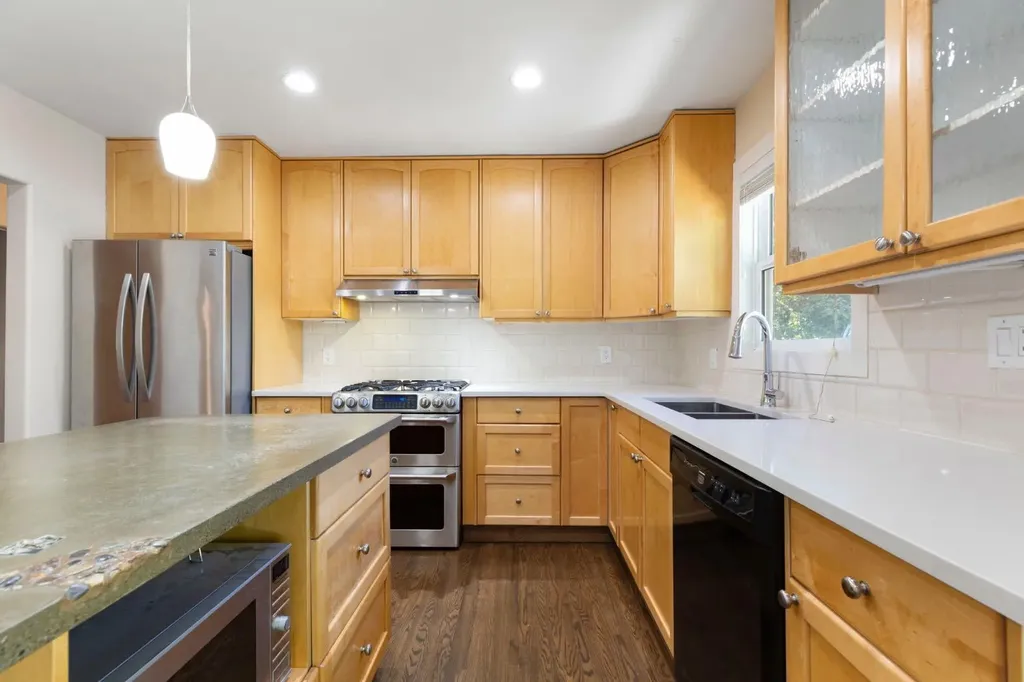 69 Winslow Crescent SW Calgary AB T3C 2R3