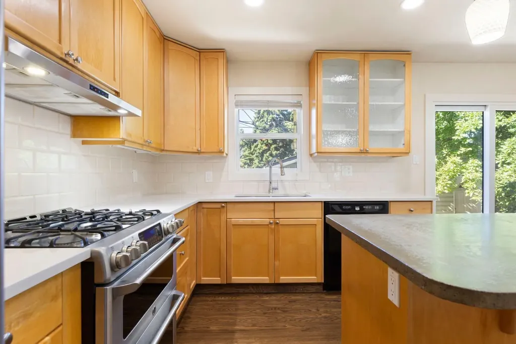 69 Winslow Crescent SW Calgary AB T3C 2R3