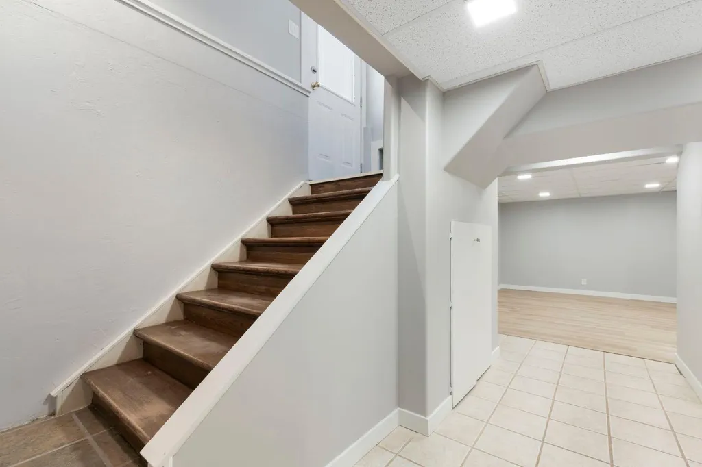 69 Winslow Crescent SW Calgary AB T3C 2R3