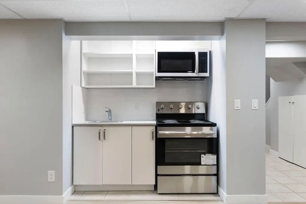 69 Winslow Crescent SW Calgary AB T3C 2R3