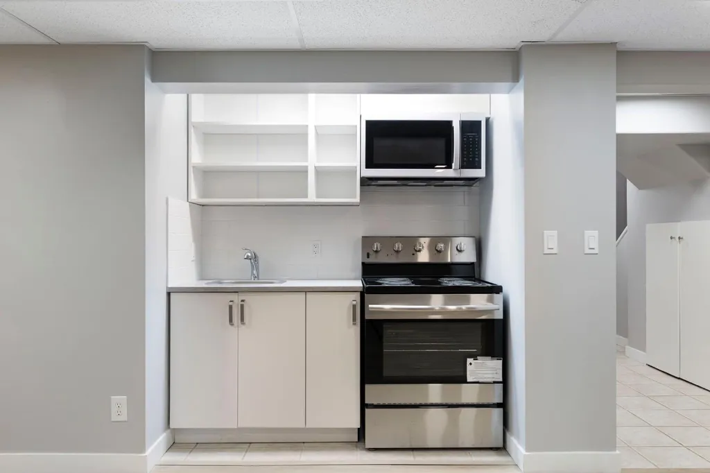 69 Winslow Crescent SW Calgary AB T3C 2R3