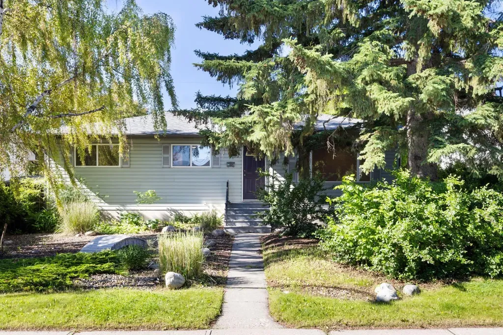 69 Winslow Crescent SW Calgary AB T3C 2R3