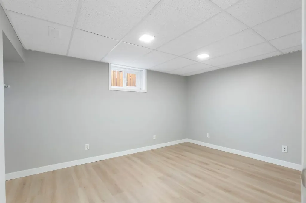 69 Winslow Crescent SW Calgary AB T3C 2R3