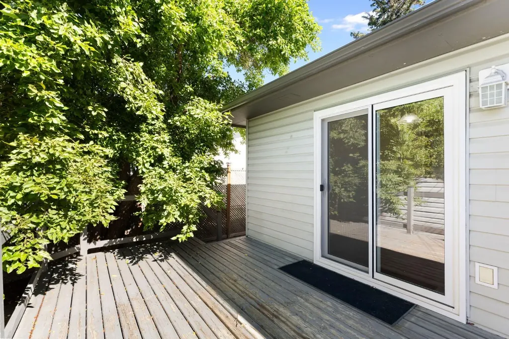 69 Winslow Crescent SW Calgary AB T3C 2R3