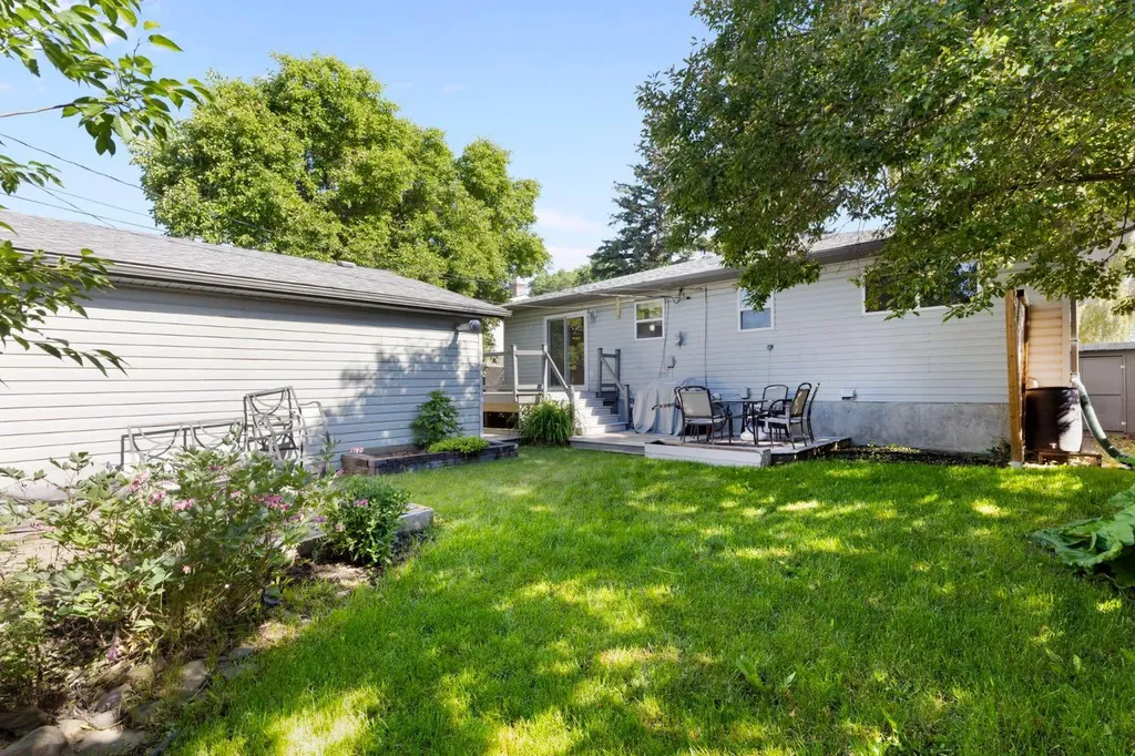 69 Winslow Crescent SW Calgary AB T3C 2R3