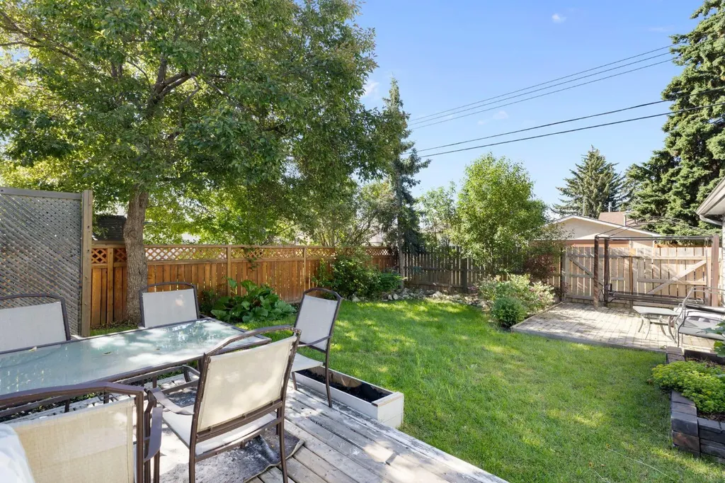 69 Winslow Crescent SW Calgary AB T3C 2R3