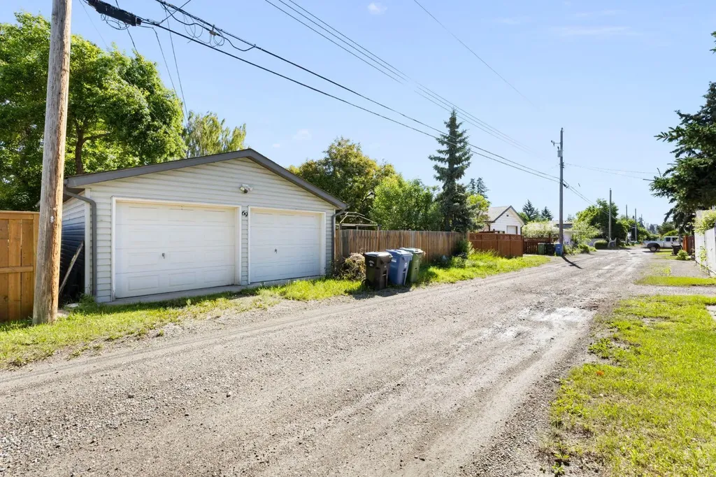 69 Winslow Crescent SW Calgary AB T3C 2R3