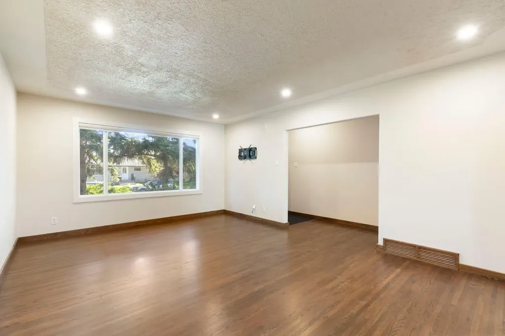 69 Winslow Crescent SW Calgary AB T3C 2R3