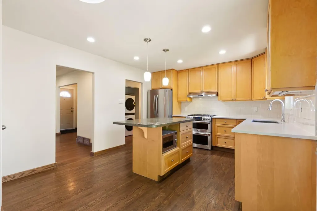 69 Winslow Crescent SW Calgary AB T3C 2R3