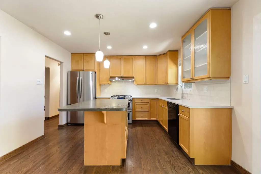 69 Winslow Crescent SW Calgary AB T3C 2R3