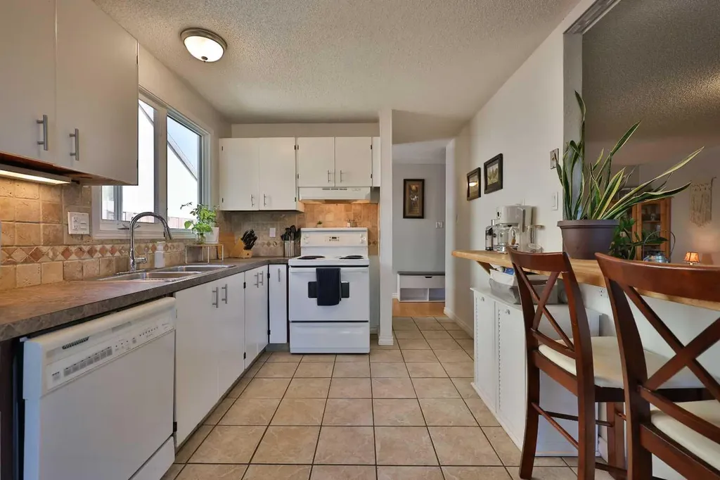 1618 St. George Road N Lethbridge AB T1H 5A1