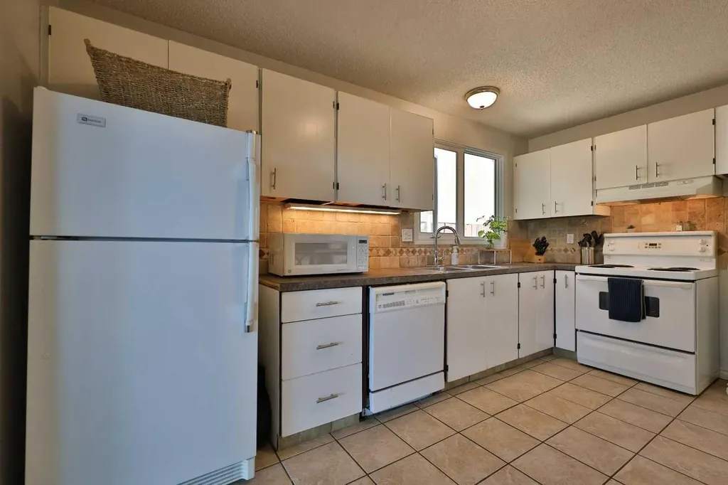 1618 St. George Road N Lethbridge AB T1H 5A1