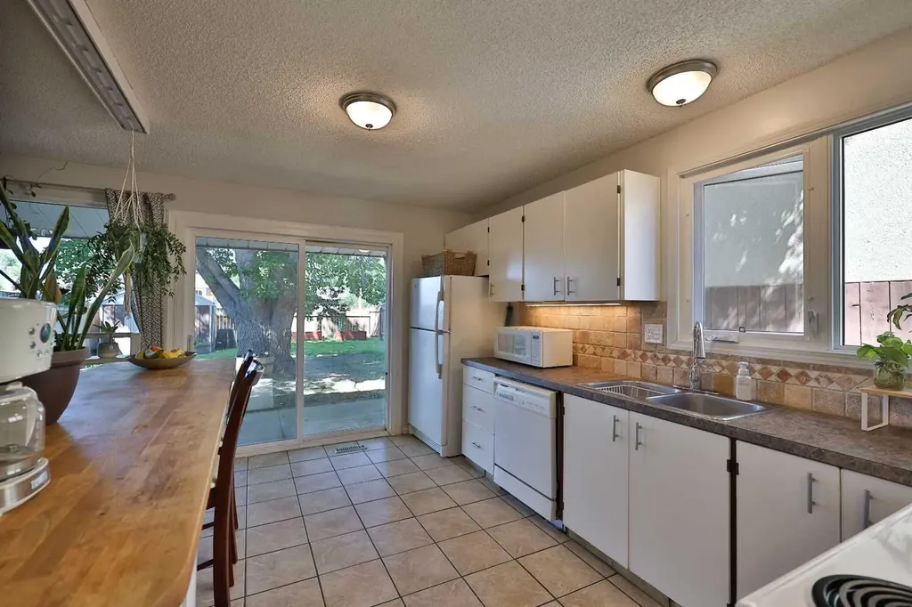 1618 St. George Road N Lethbridge AB T1H 5A1