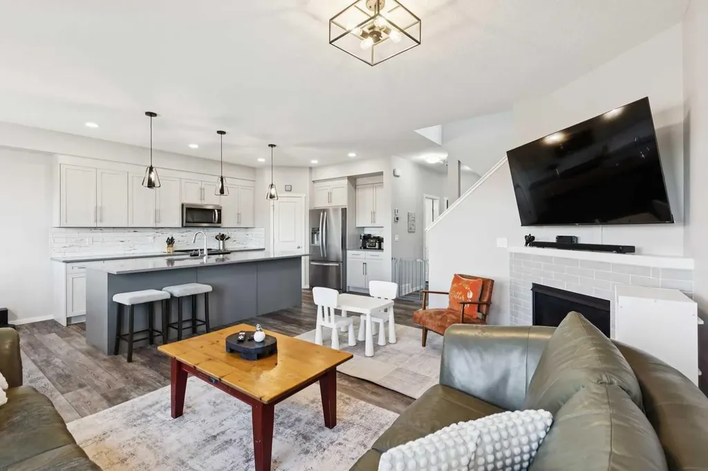 57 Crestridge Bay SW Calgary AB T3B 6H2