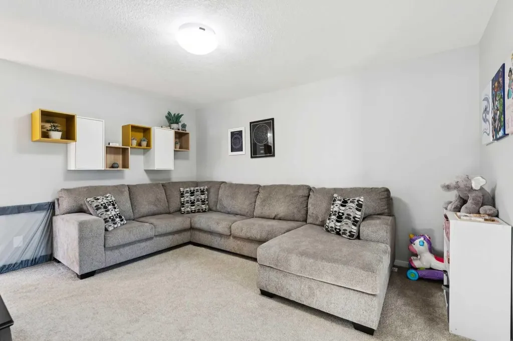 57 Crestridge Bay SW Calgary AB T3B 6H2