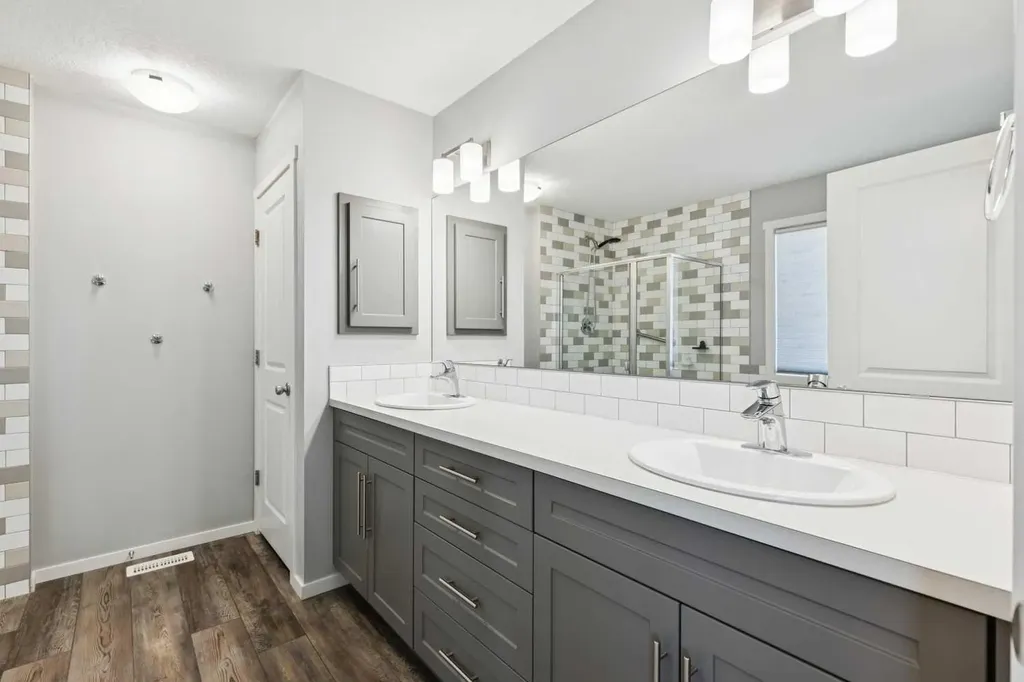 57 Crestridge Bay SW Calgary AB T3B 6H2