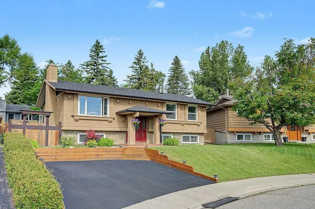 623 Cantrell Place SW Calgary AB T2W 2E5