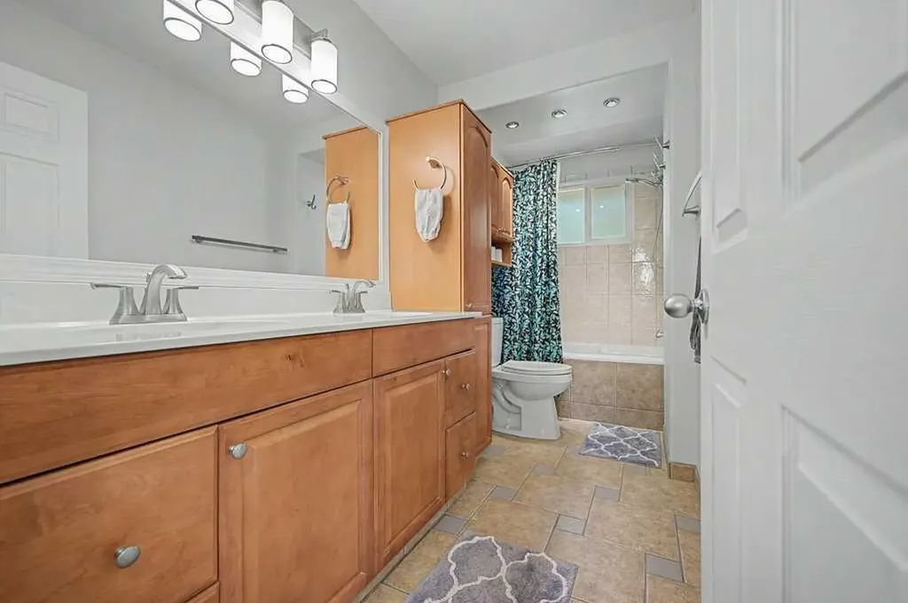 623 Cantrell Place SW Calgary AB T2W 2E5