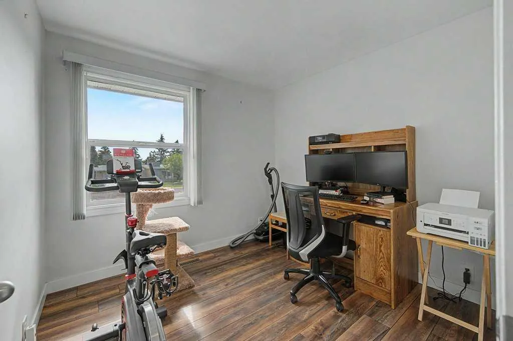 623 Cantrell Place SW Calgary AB T2W 2E5