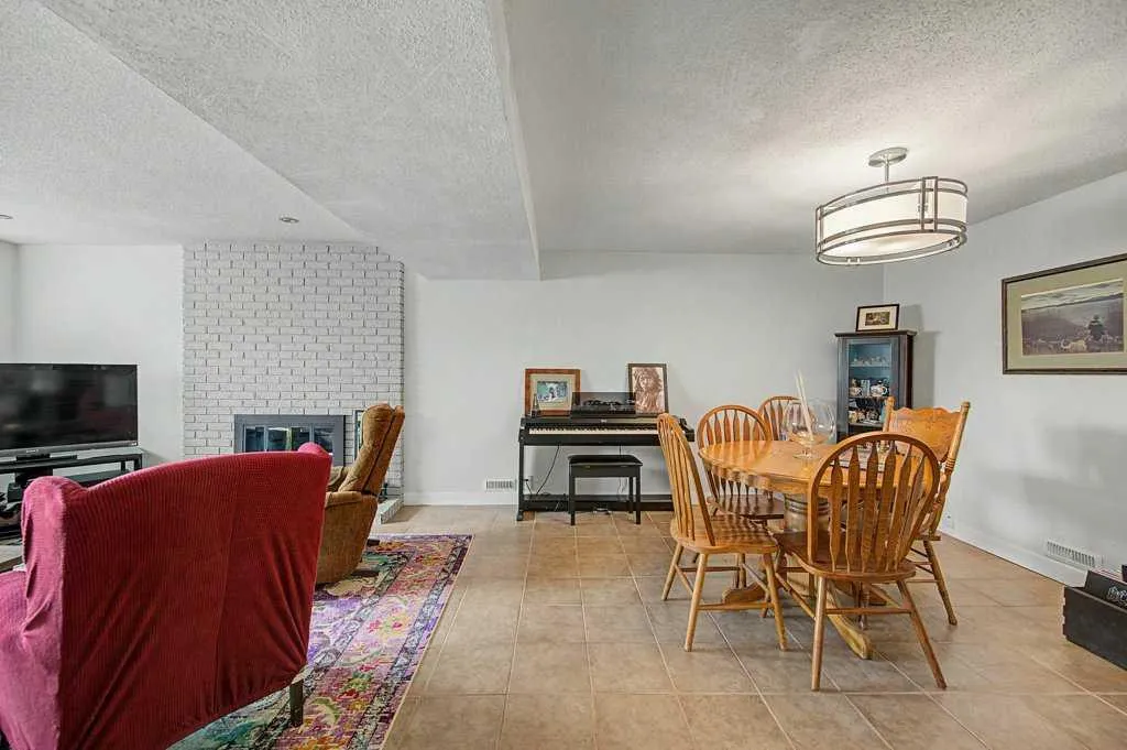 623 Cantrell Place SW Calgary AB T2W 2E5