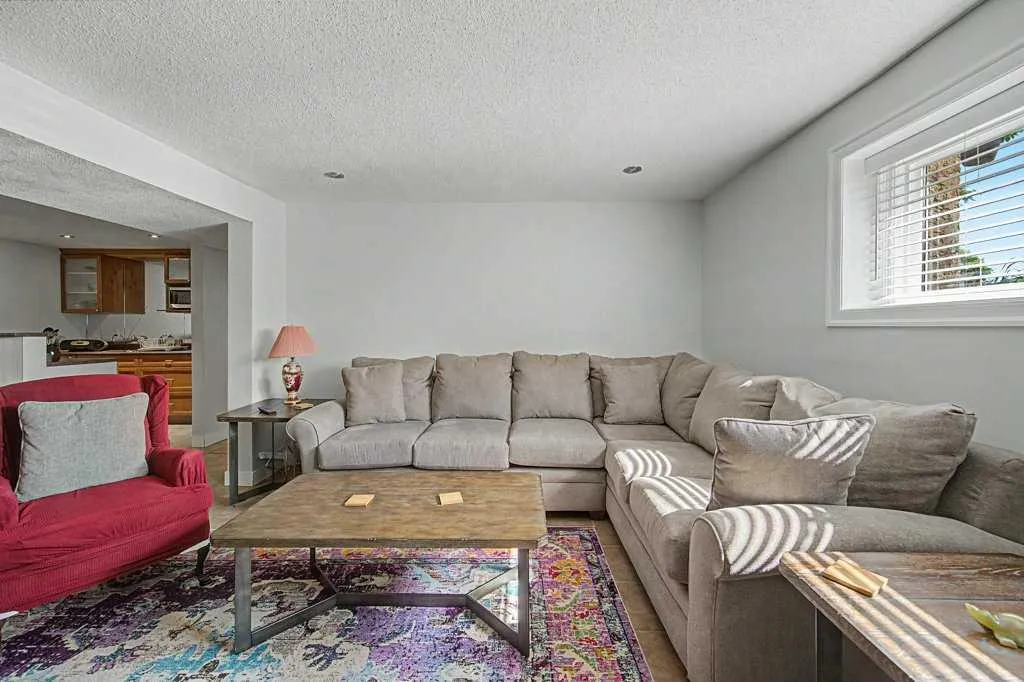 623 Cantrell Place SW Calgary AB T2W 2E5