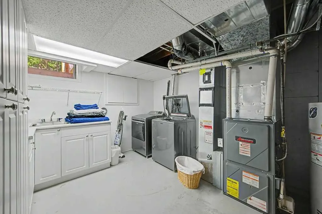 623 Cantrell Place SW Calgary AB T2W 2E5
