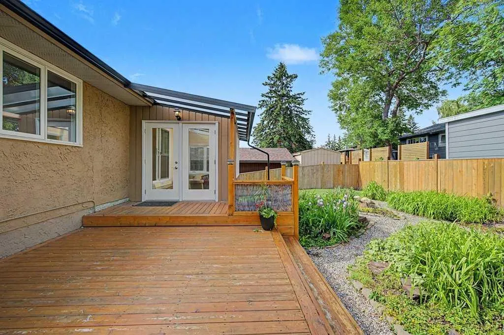 623 Cantrell Place SW Calgary AB T2W 2E5