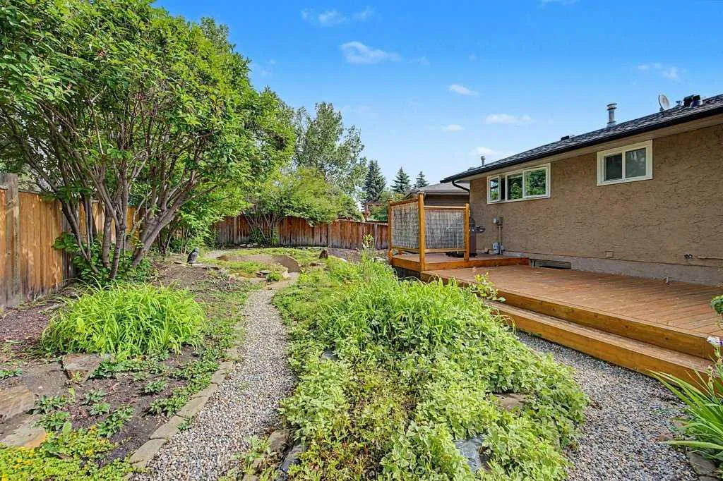 623 Cantrell Place SW Calgary AB T2W 2E5