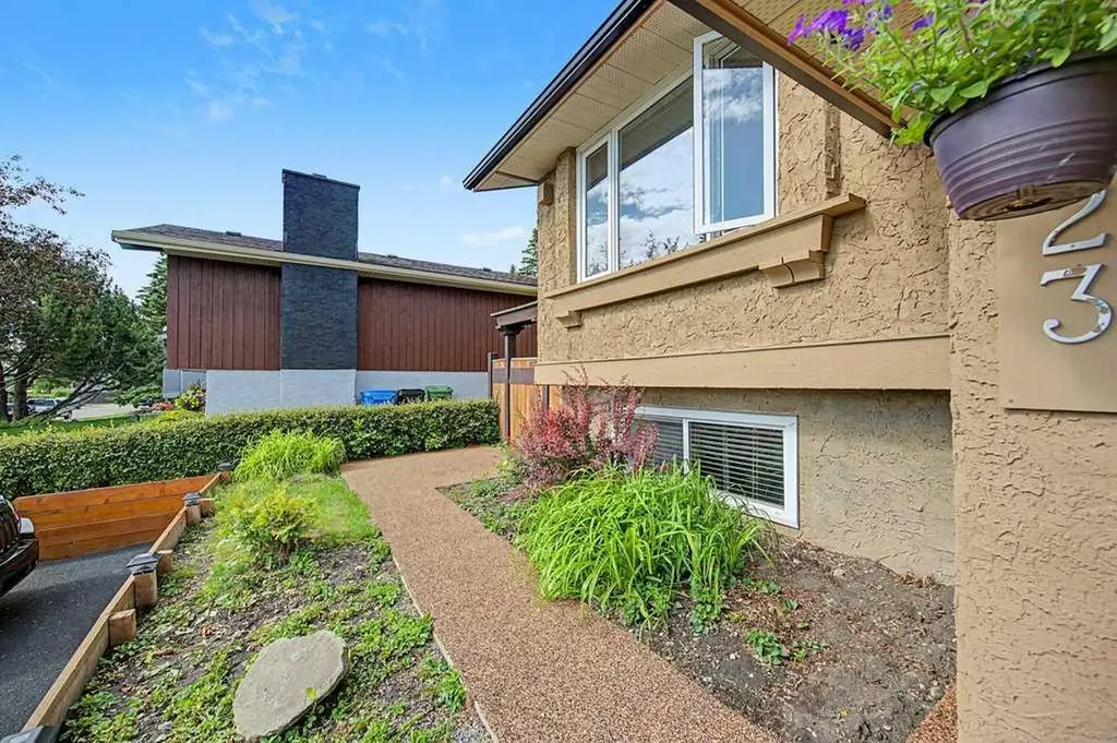 623 Cantrell Place SW Calgary AB T2W 2E5