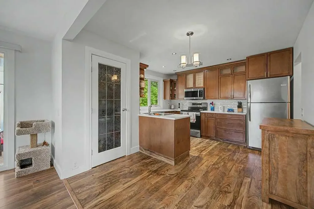 623 Cantrell Place SW Calgary AB T2W 2E5