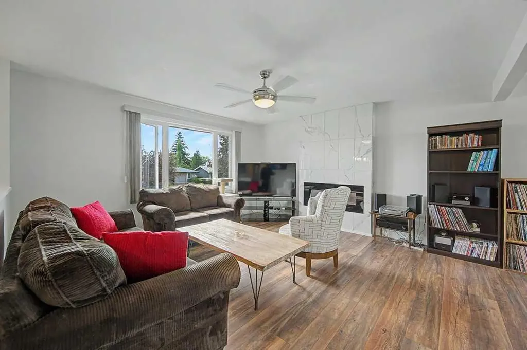 623 Cantrell Place SW Calgary AB T2W 2E5