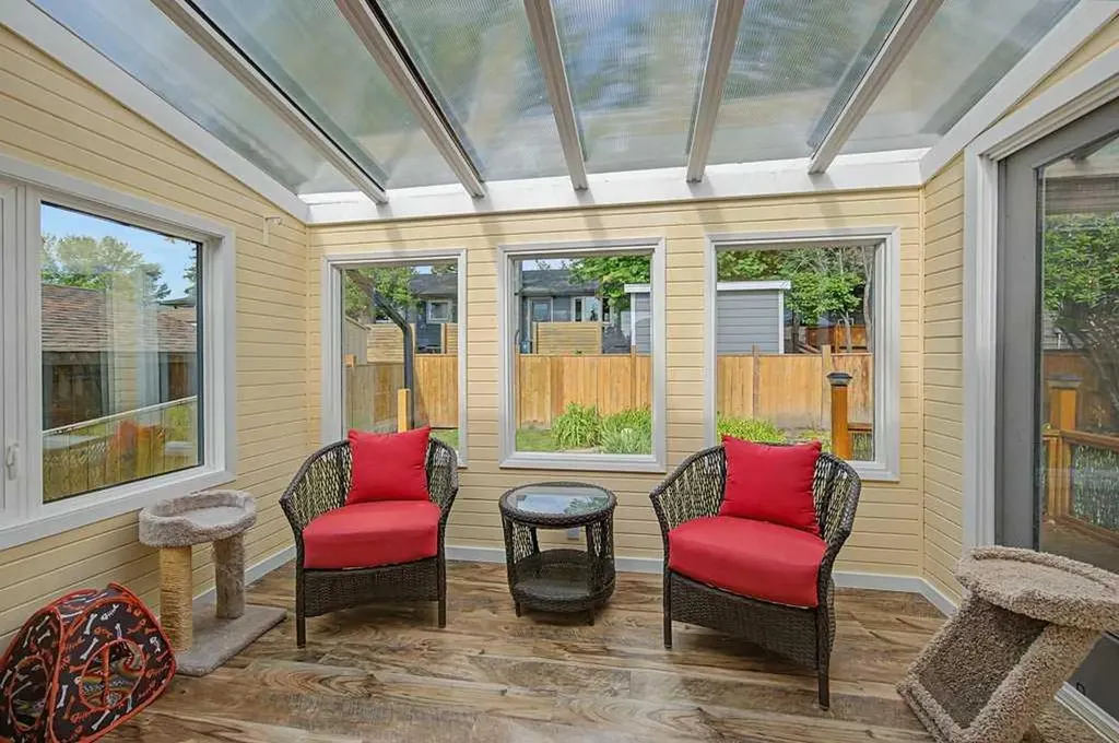 623 Cantrell Place SW Calgary AB T2W 2E5