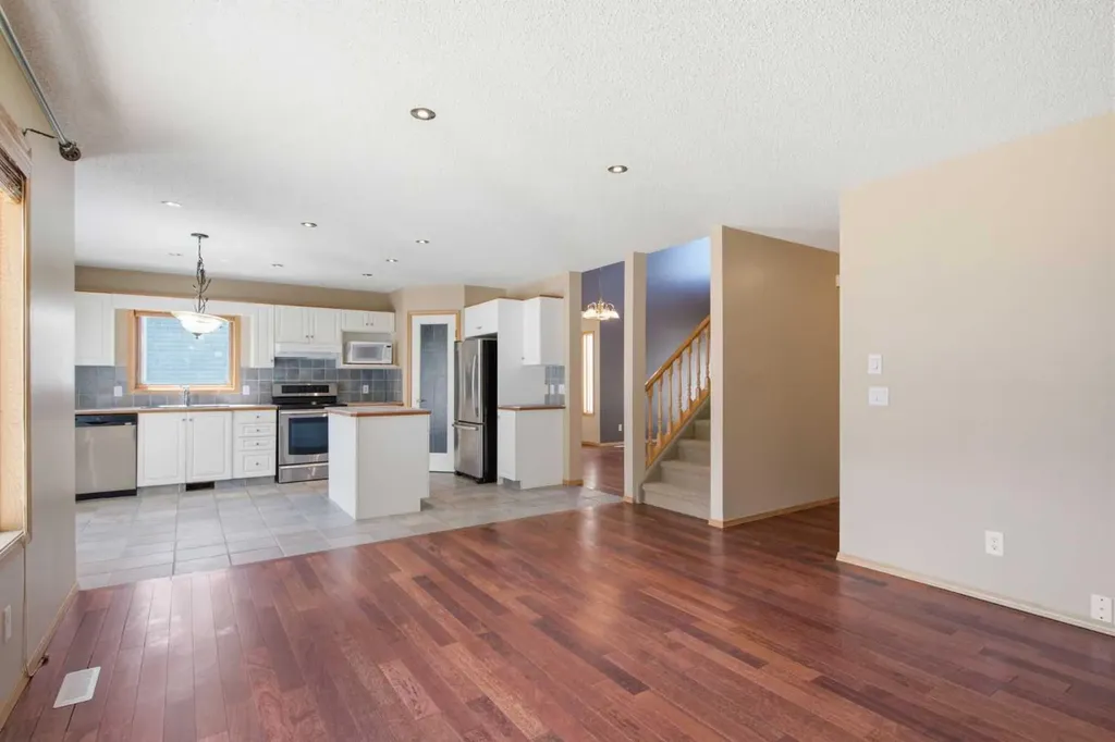 144 Douglas Ridge Close SE Calgary AB T2Z 2P6