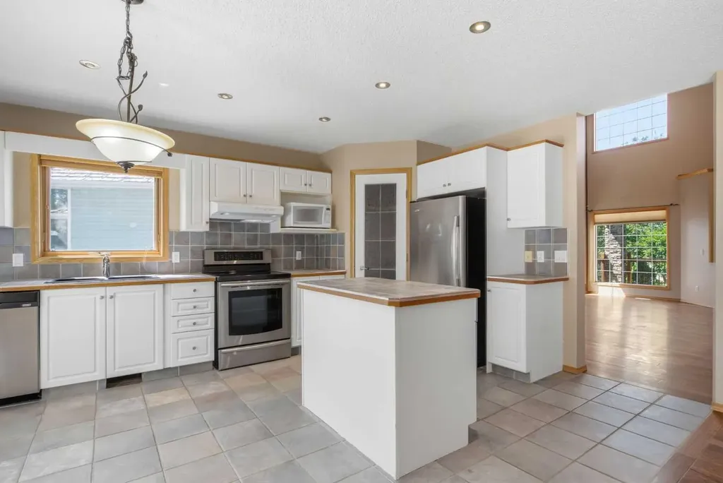 144 Douglas Ridge Close SE Calgary AB T2Z 2P6