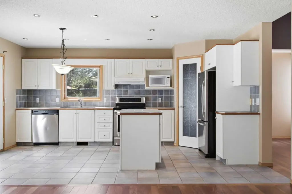 144 Douglas Ridge Close SE Calgary AB T2Z 2P6