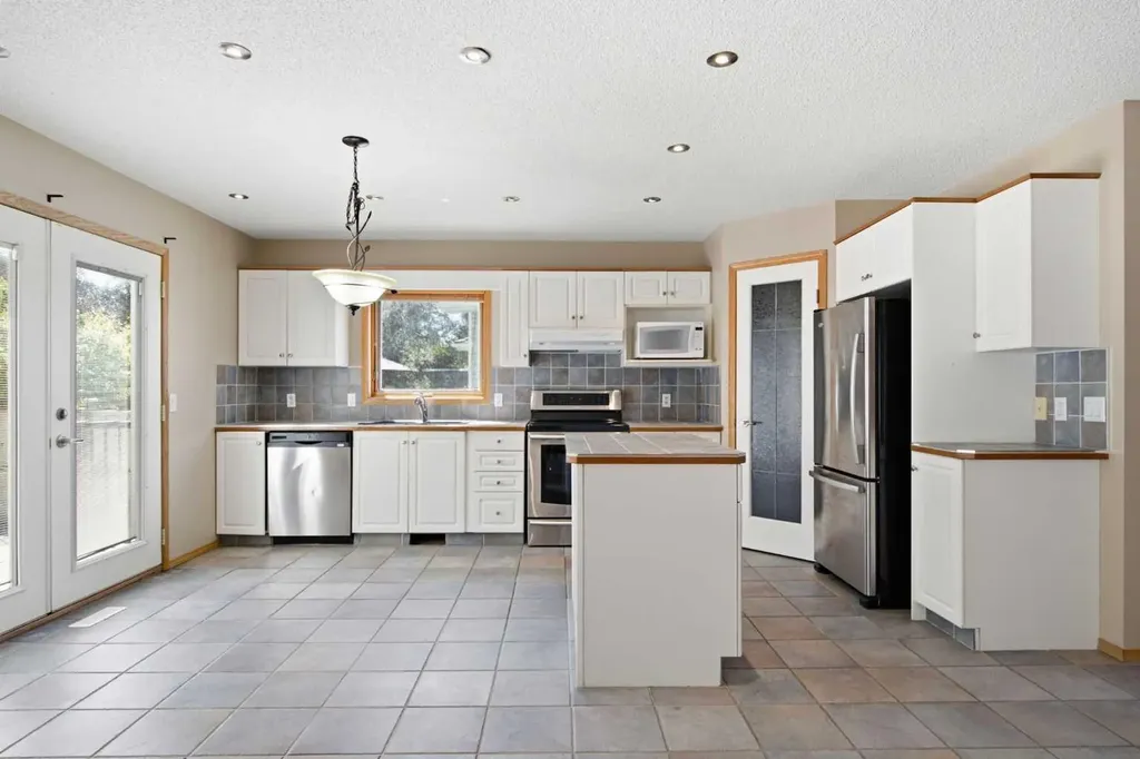 144 Douglas Ridge Close SE Calgary AB T2Z 2P6